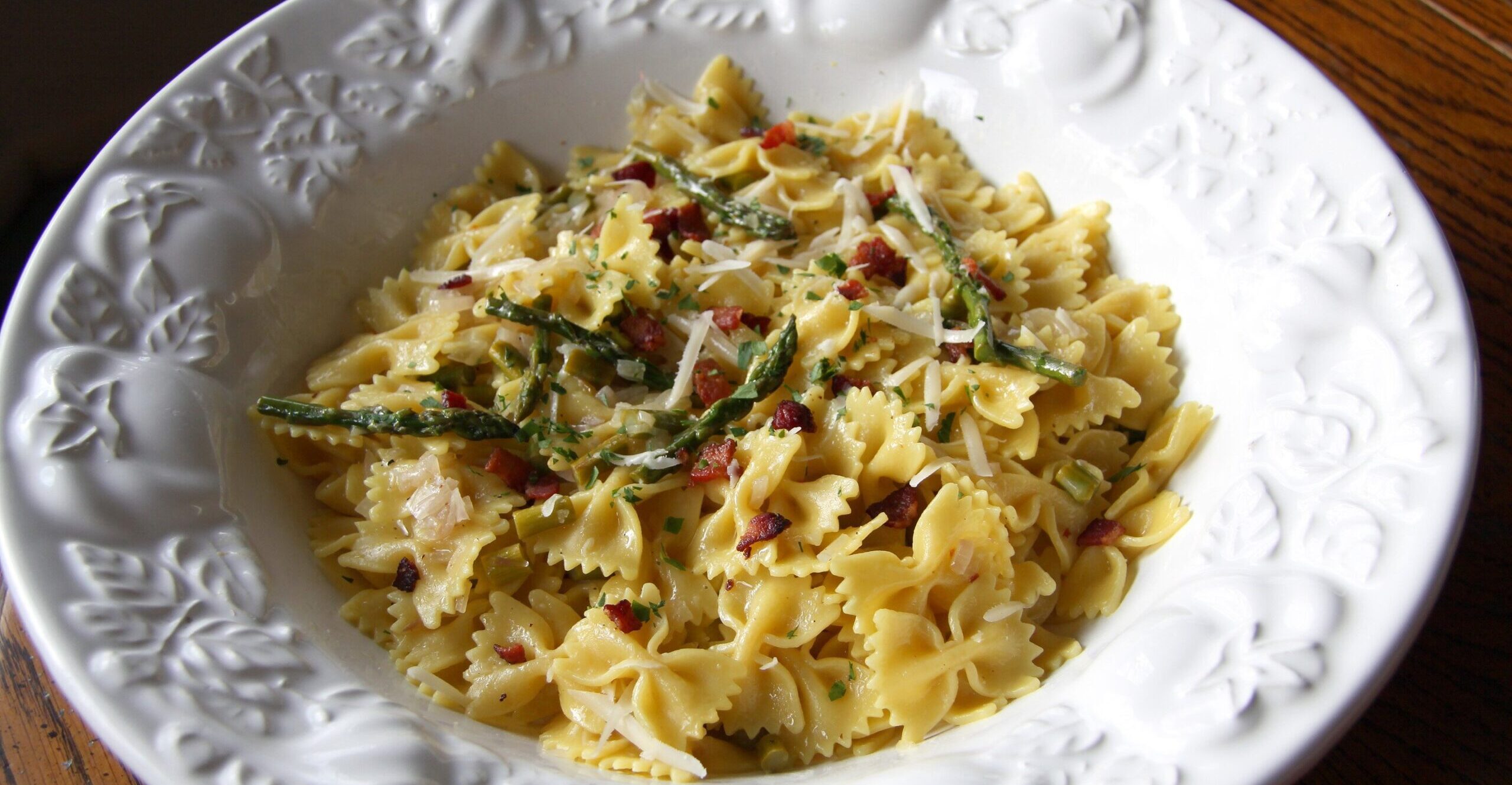 farfalle pasta with fresh asparagus and saffon