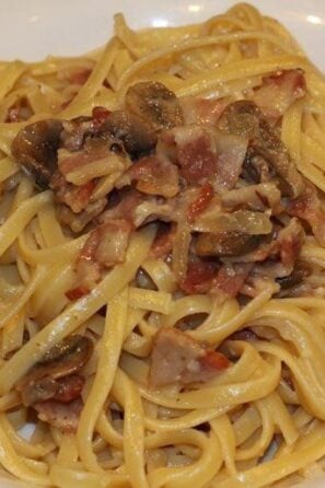 linguine alla carbonara with mushrooms