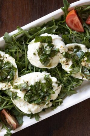 Buffalo mozzarella marinated, with tomatoes and arugula