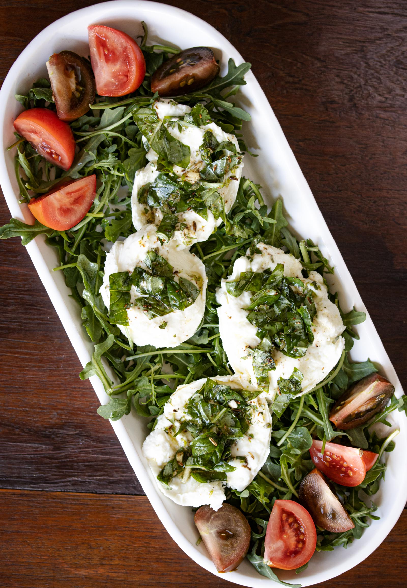 Buffalo mozzarella marinated, with tomatoes and arugula