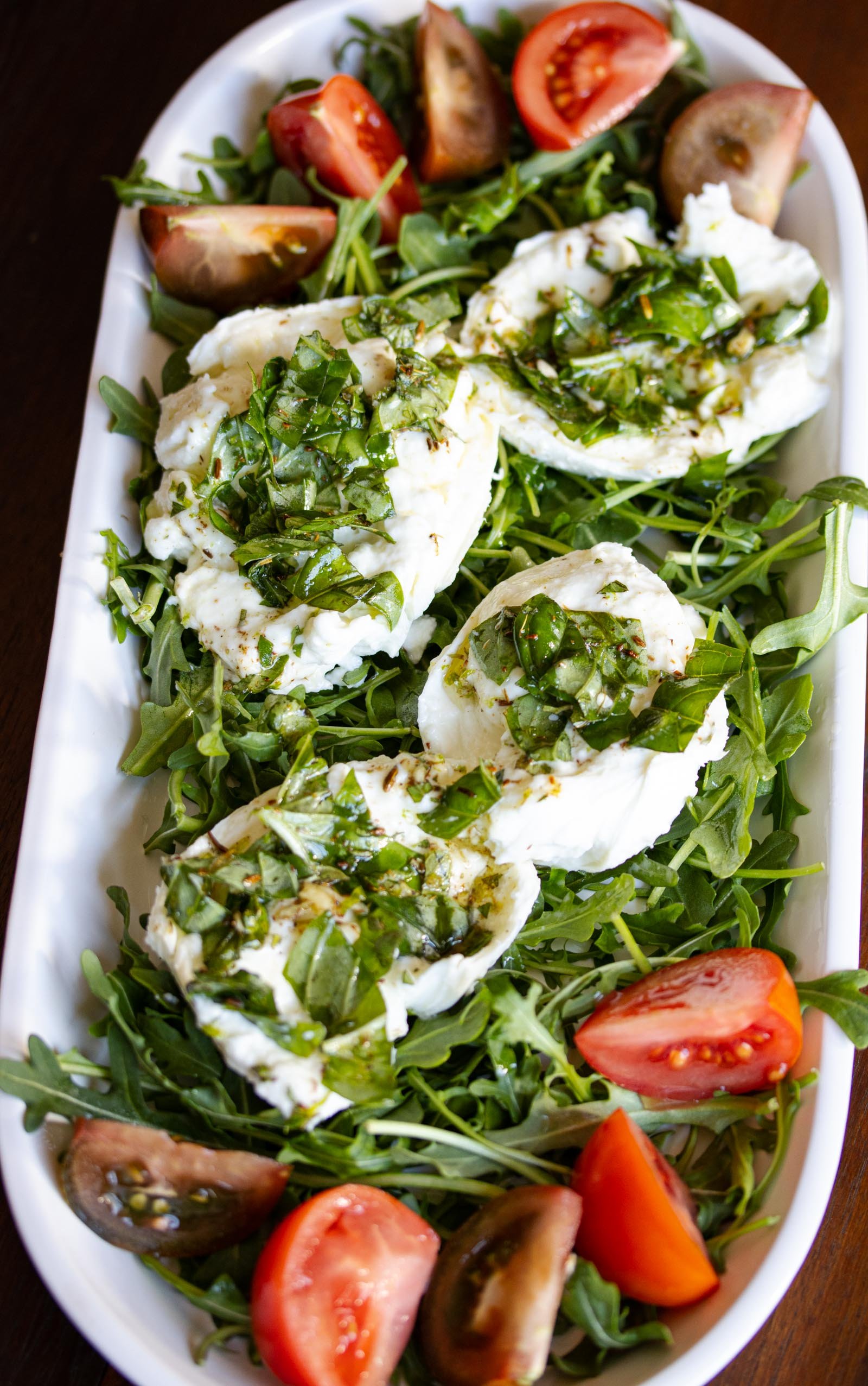 Buffalo mozzarella marinated, with tomatoes and arugula