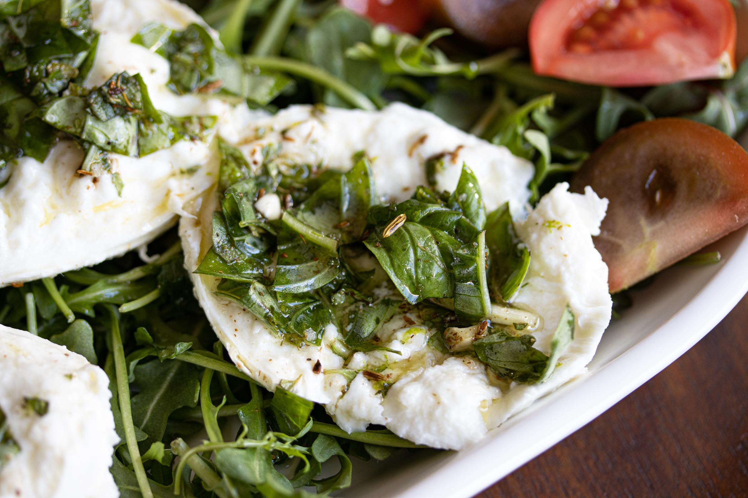 Buffalo mozzarella marinated, with tomatoes and arugula