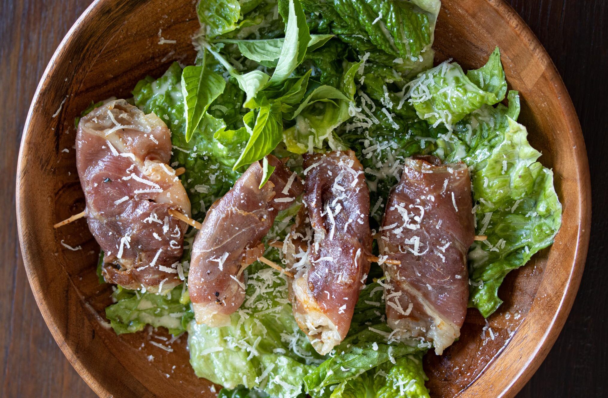 caesar's salad with shrimps saltimbocca