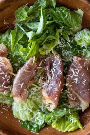 caesar's salad with shrimps saltimbocca