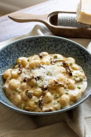 Gnocchi with Cream, Sun-Dried Tomatoes and Peas