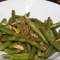 green beans with garlic chips