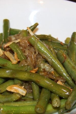 green beans with garlic chips