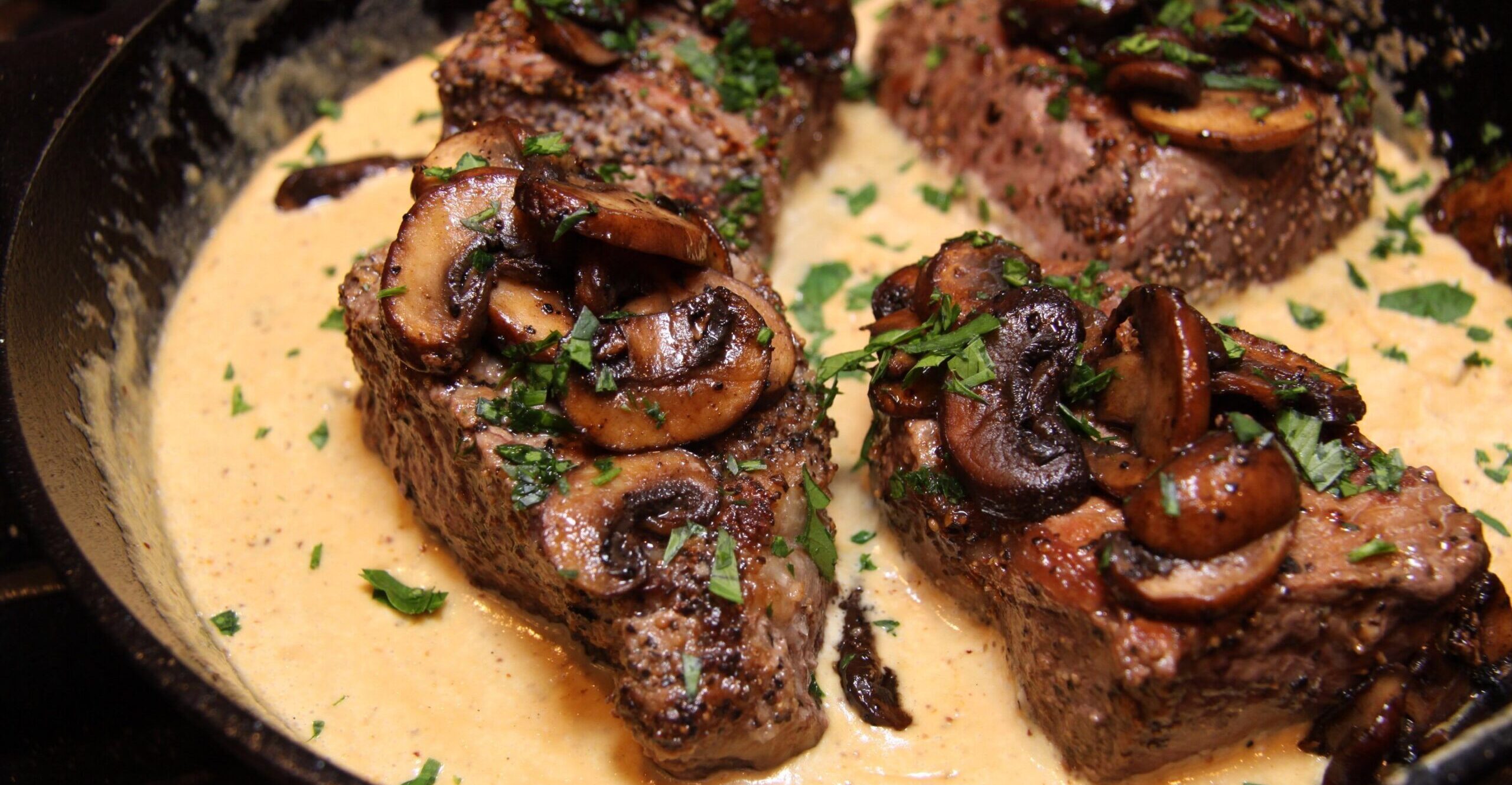 New York steaks with mustard adn mushrooms